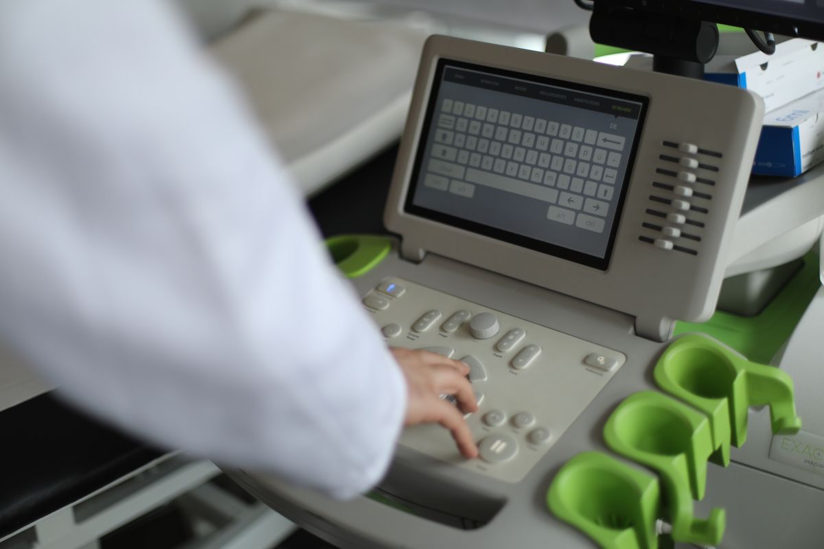 Ein Arzt gibt Patientendaten in den Mikro-Ultraschall ein